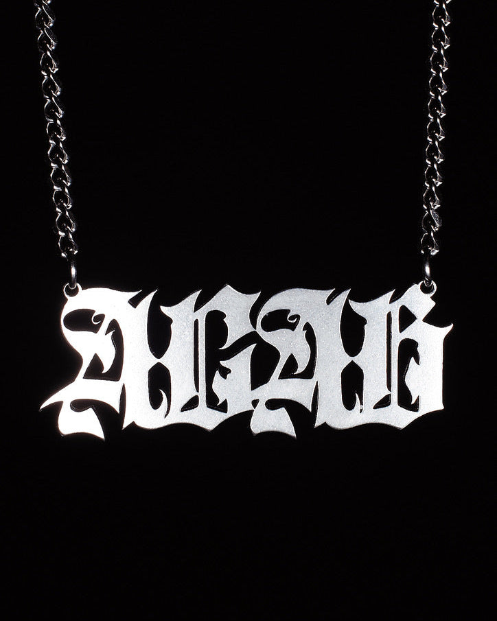 Wisior ACAB ze stali nierdzewnej. Styl graffiti-kaligrafia. Customowy naszyjnik streetwear wycinany laserem.