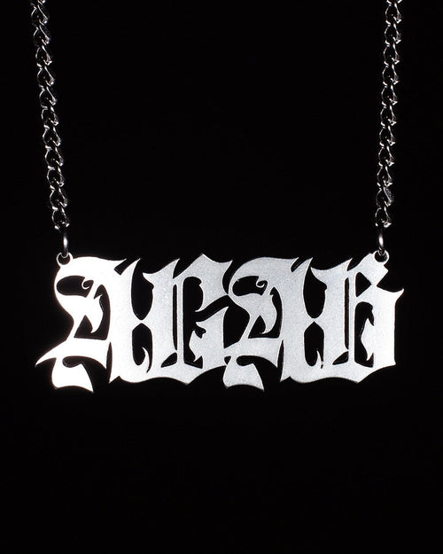 Wisior ACAB ze stali nierdzewnej. Styl graffiti-kaligrafia. Customowy naszyjnik streetwear wycinany laserem.