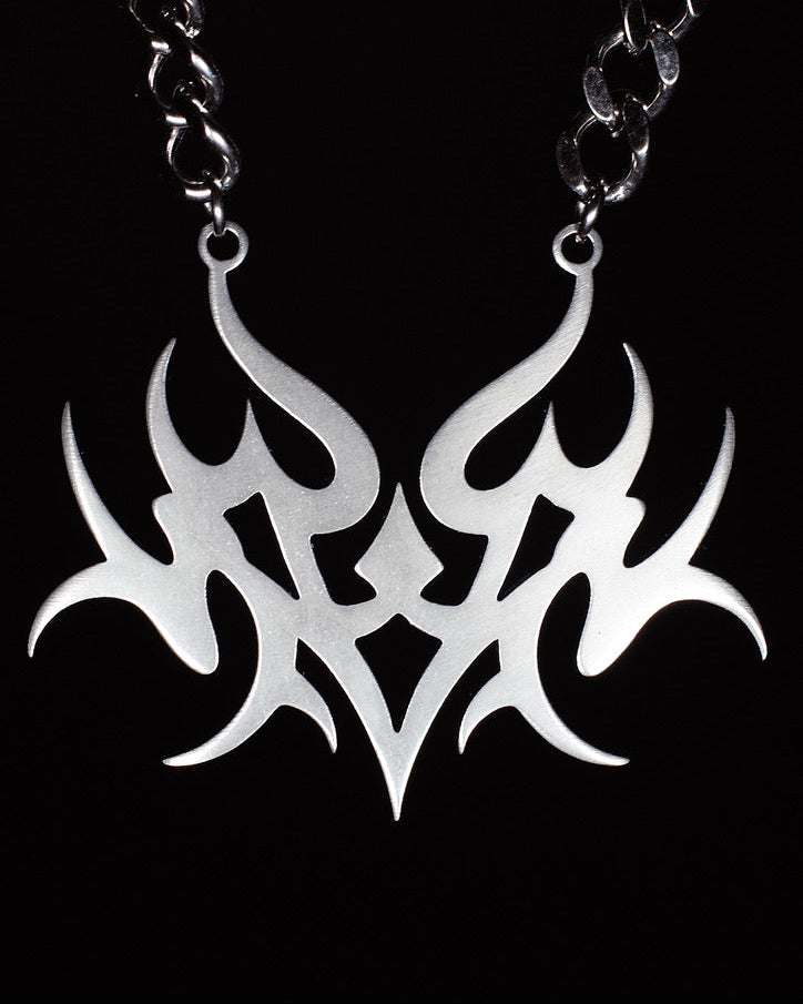 Klasyczny wisior Vandal Jewelry: customowa biżuteria i breloki ze stali nierdzewnej w estetyce Y2K. Unikatowy design wycinany laserowo.