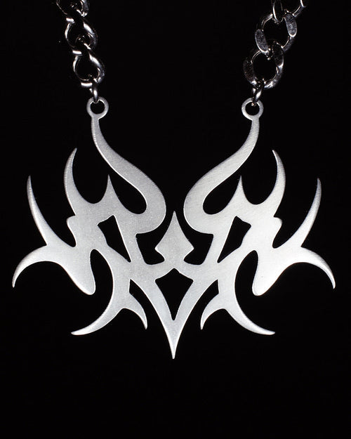Klasyczny wisior Vandal Jewelry: customowa biżuteria i breloki ze stali nierdzewnej w estetyce Y2K. Unikatowy design wycinany laserowo.