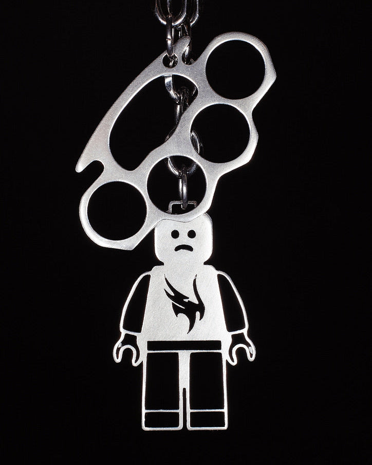 Stalowy brelok Vandal Jewelry: ludzik LEGO i kastet. Customowy design wycinany laserem, trwała stal nierdzewna, krakowski producent.