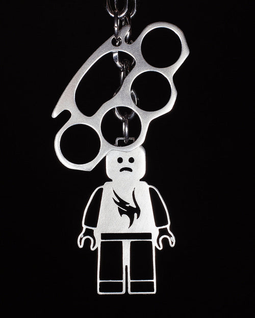 Stalowy brelok Vandal Jewelry: ludzik LEGO i kastet. Customowy design wycinany laserem, trwała stal nierdzewna, krakowski producent.